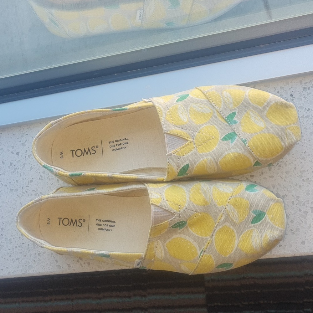 TOMS Lemon Print Slip-On Shoes Size 8